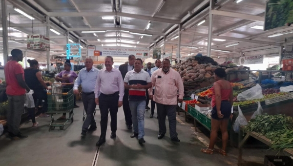 Director Promipyme realiza recorrido Merca Santo Domingo